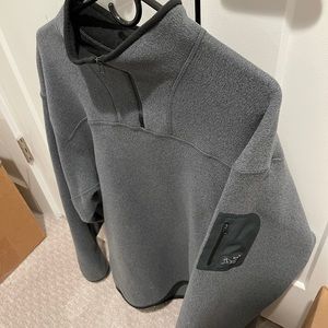 Arc’teryx Covert 1/4 zip fleece pullover gray